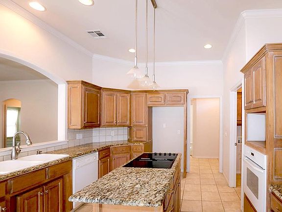 2nd image of 906 S Shumard Dr