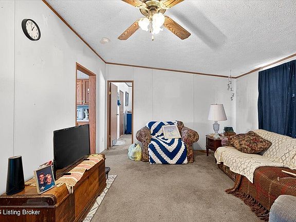 3rd image of 578 Gordon Dr