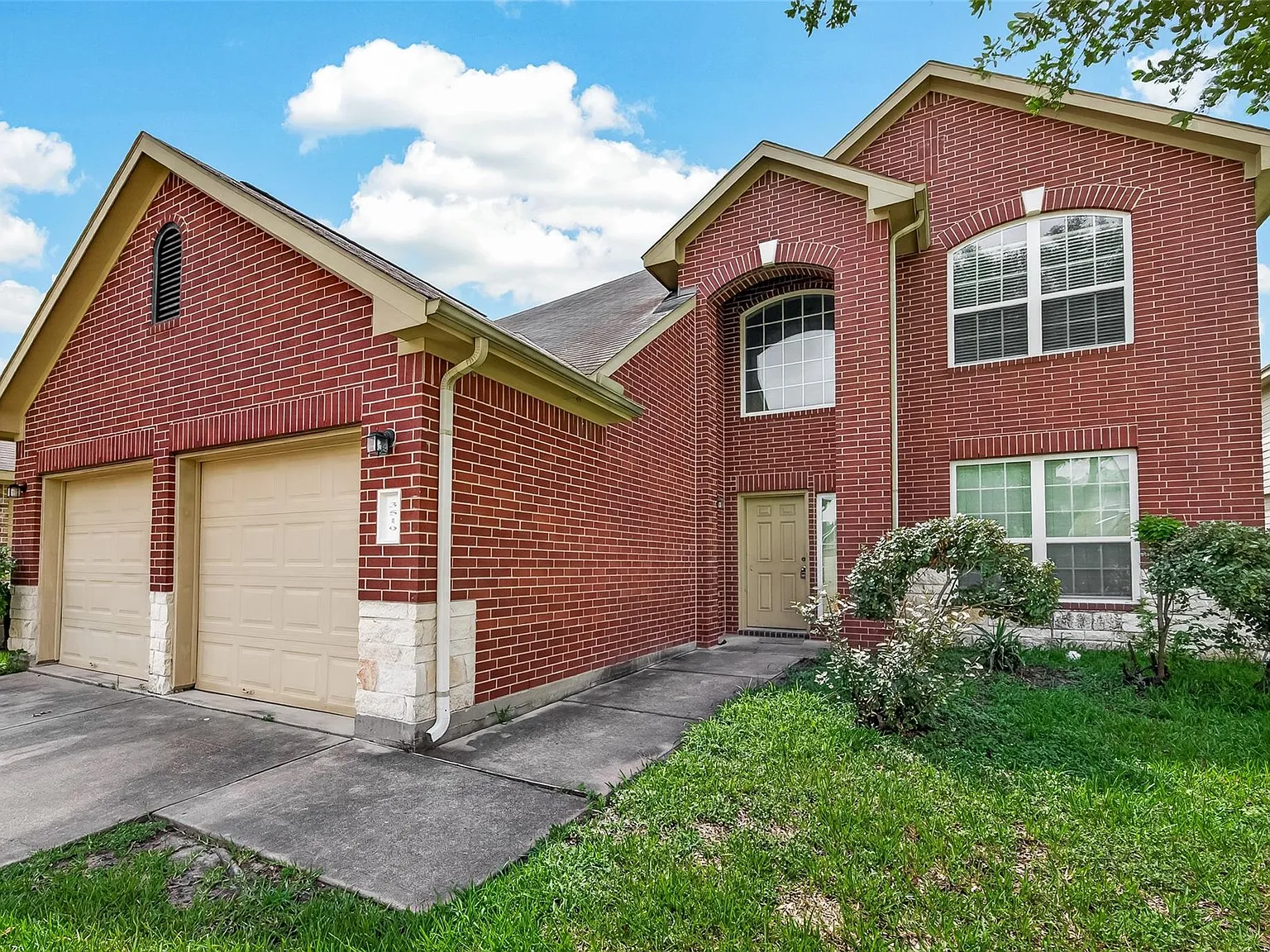 4 bed, 3.5 bath, 2387 sqft, $2,400 — Photo 4