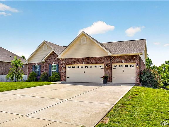 2nd image of 614 Laura Ct