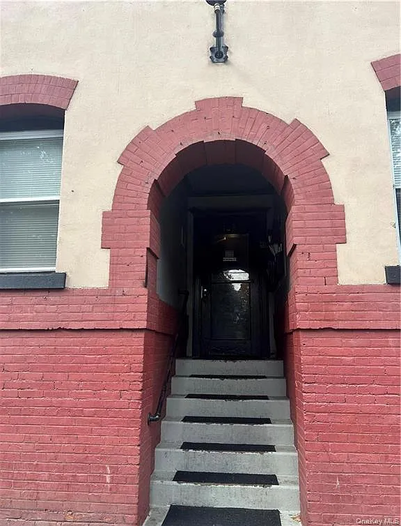 3 bed, 1.0 bath, 700 sqft, $1,900 — Photo 2