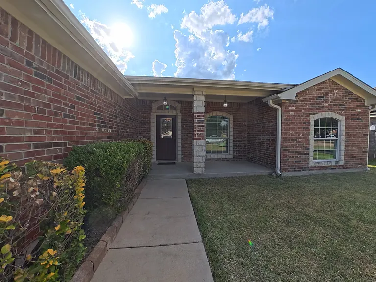 14 Burnham Dr — Photo 1