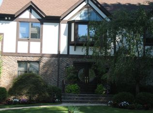 84 Willow Dr, Old Tappan, NJ 07675
