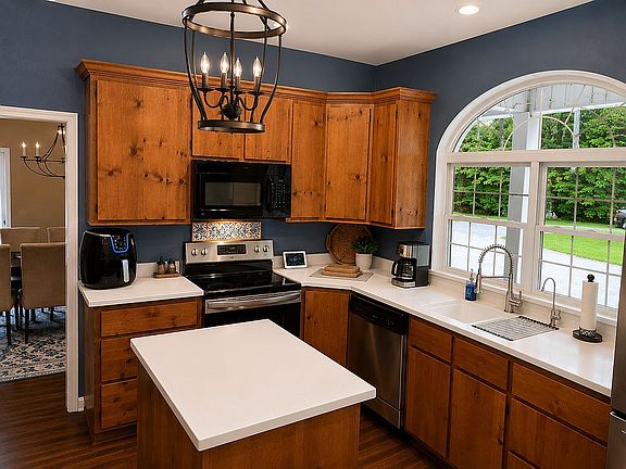 5th image of 1375 Spring Grove Rd