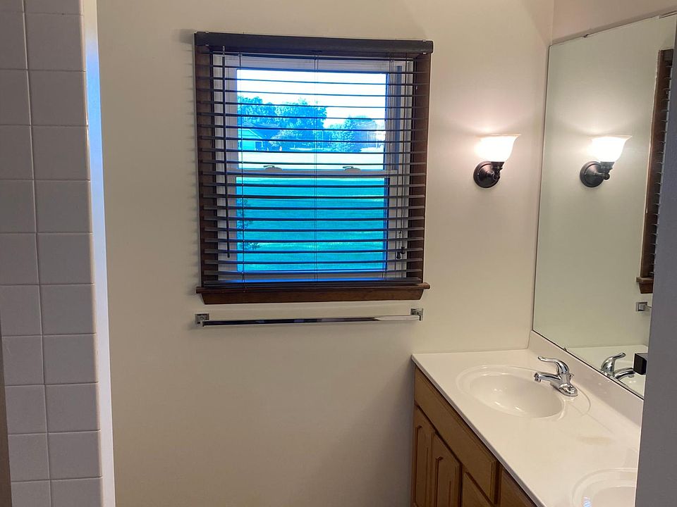 1st image of 305 Somerset Dr