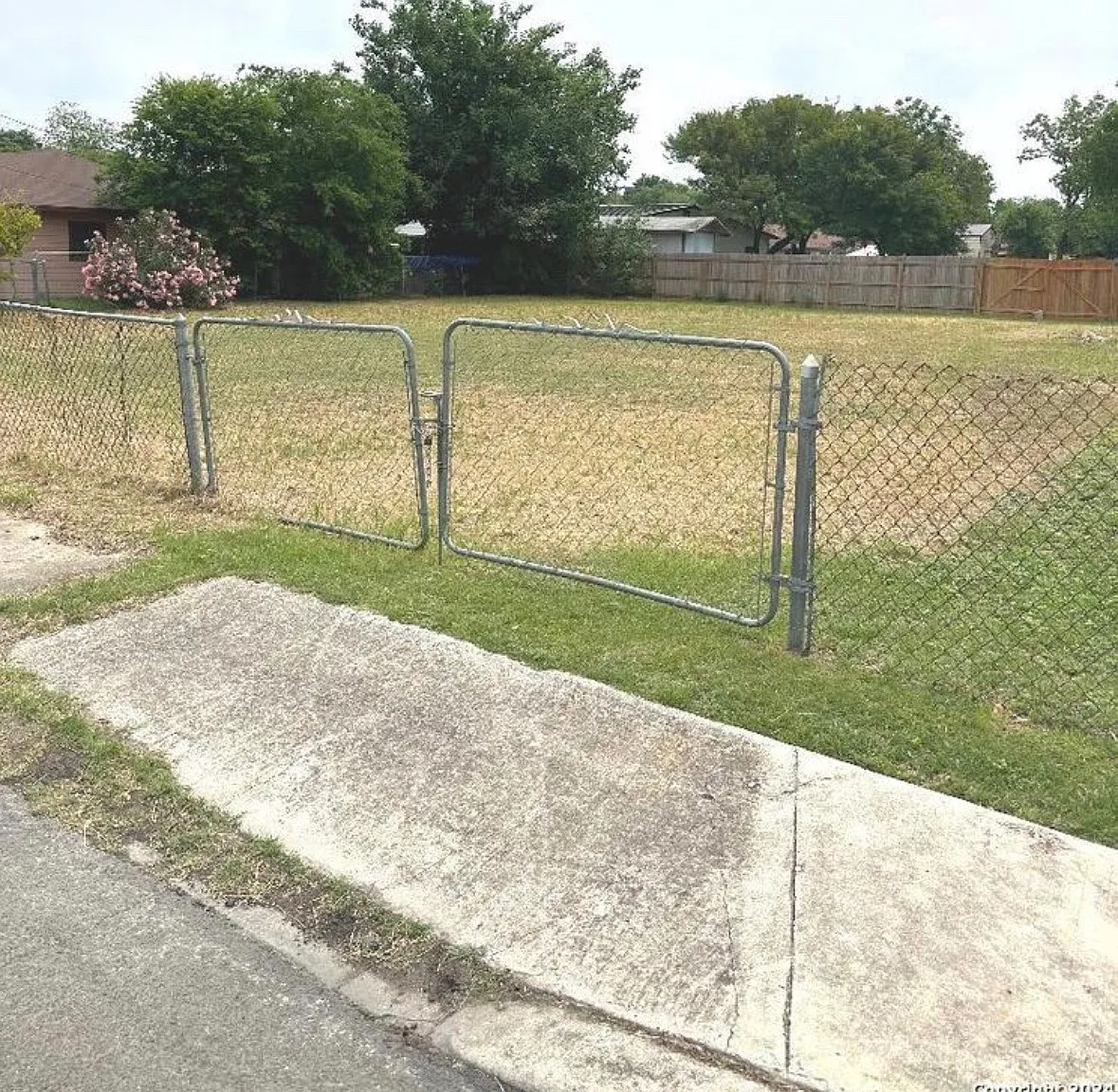 Studio, 8585 sqft, $3,500 — Photo 1