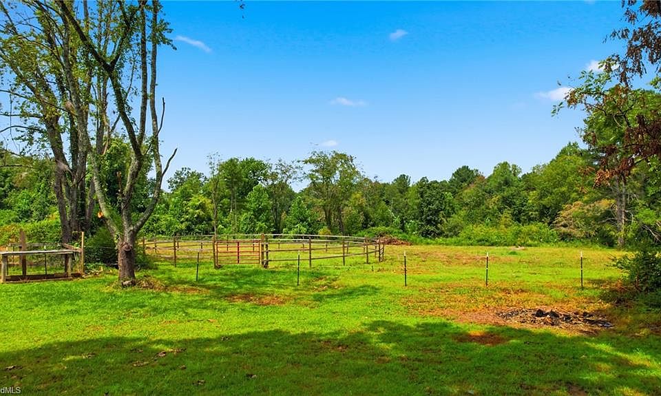 43rd image of 985 Traphill Rd