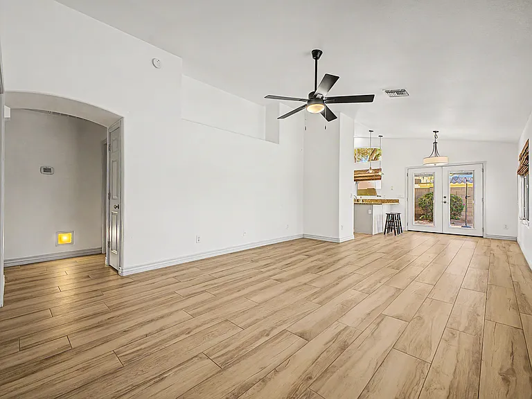3905 E Rockwood Dr — Photo 2