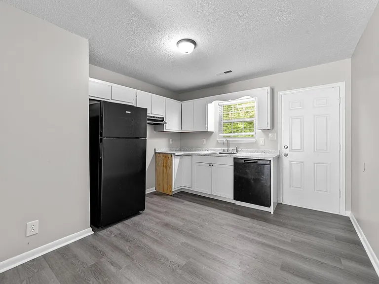 Roberts Lane Apartments — Photo 14