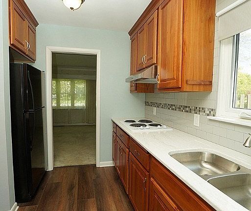 5th image of 528 Greenfield Rd
