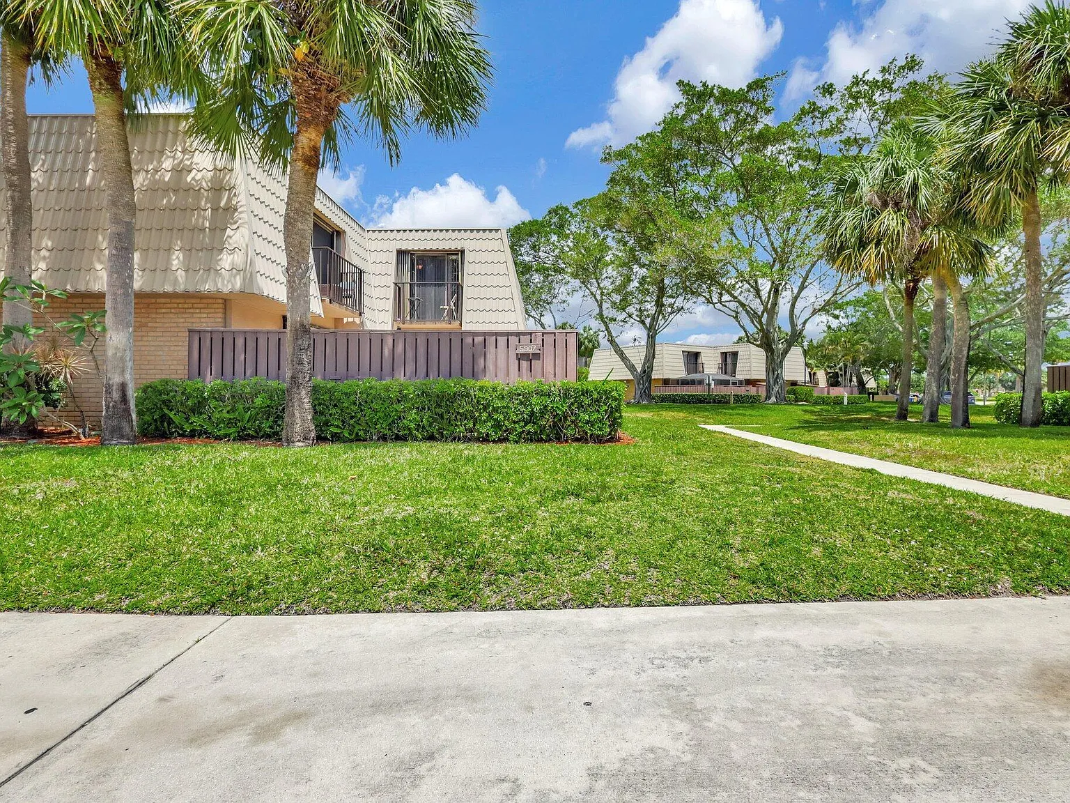 2 bed, 2.5 bath, 1236 sqft, $2,600 — Photo 3