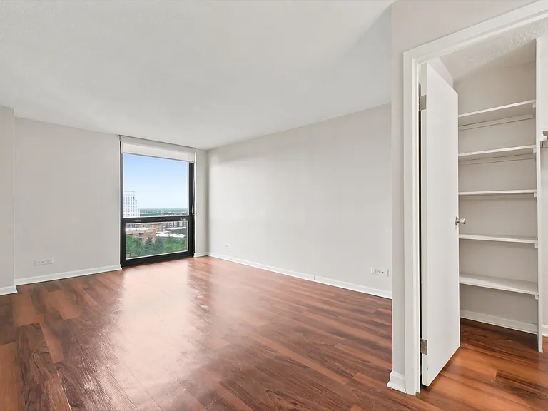 Yorktown Apartments — Photo 9