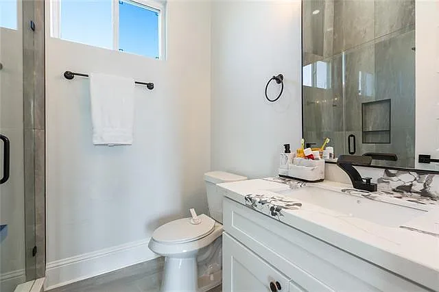 639 Richard St — Photo 11