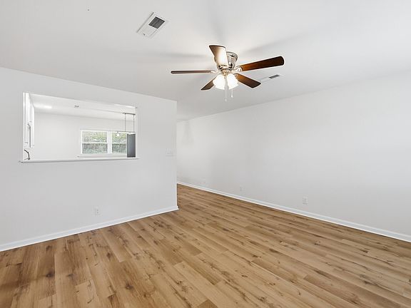 4th image of 211 Mandalay Rd