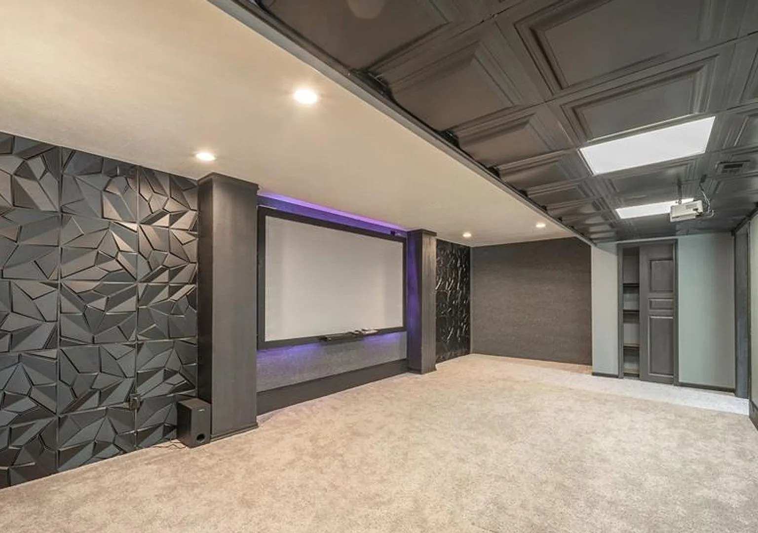 6 bedroom 3 bath with theater and so much more! — Photo 4