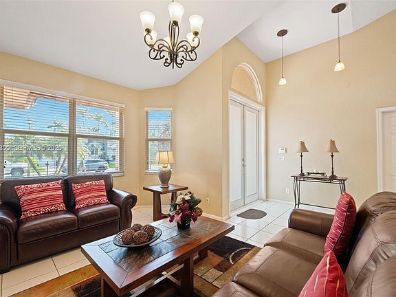5th image of 600 Cypress Pointe Dr E