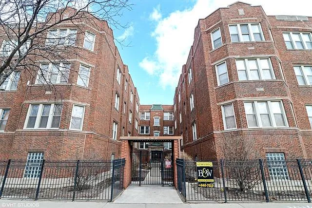 2452 W Addison St #1A — Photo 1