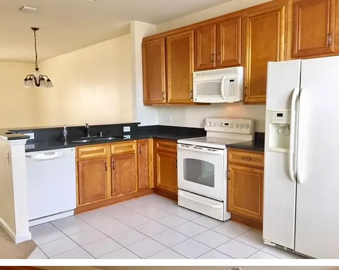 3 bed, 2.5 bath, 1550 sqft, $2,100 — Photo 3