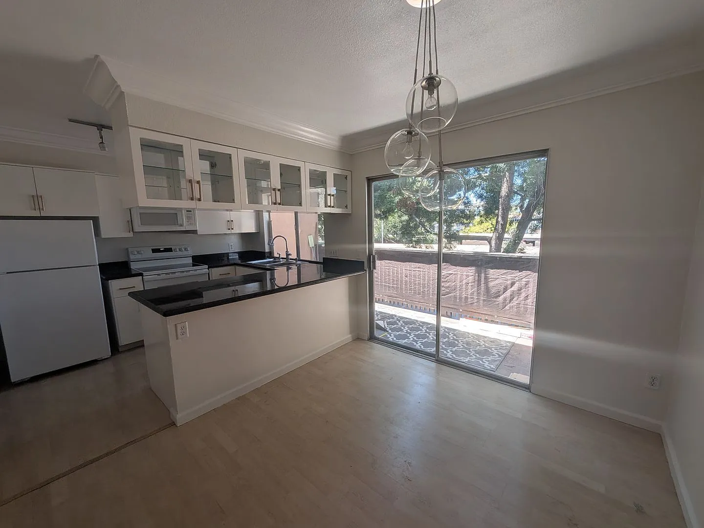 2 Bedroom Townhome with Balcony & Unbeatable Mission Valley Location! — Photo 2