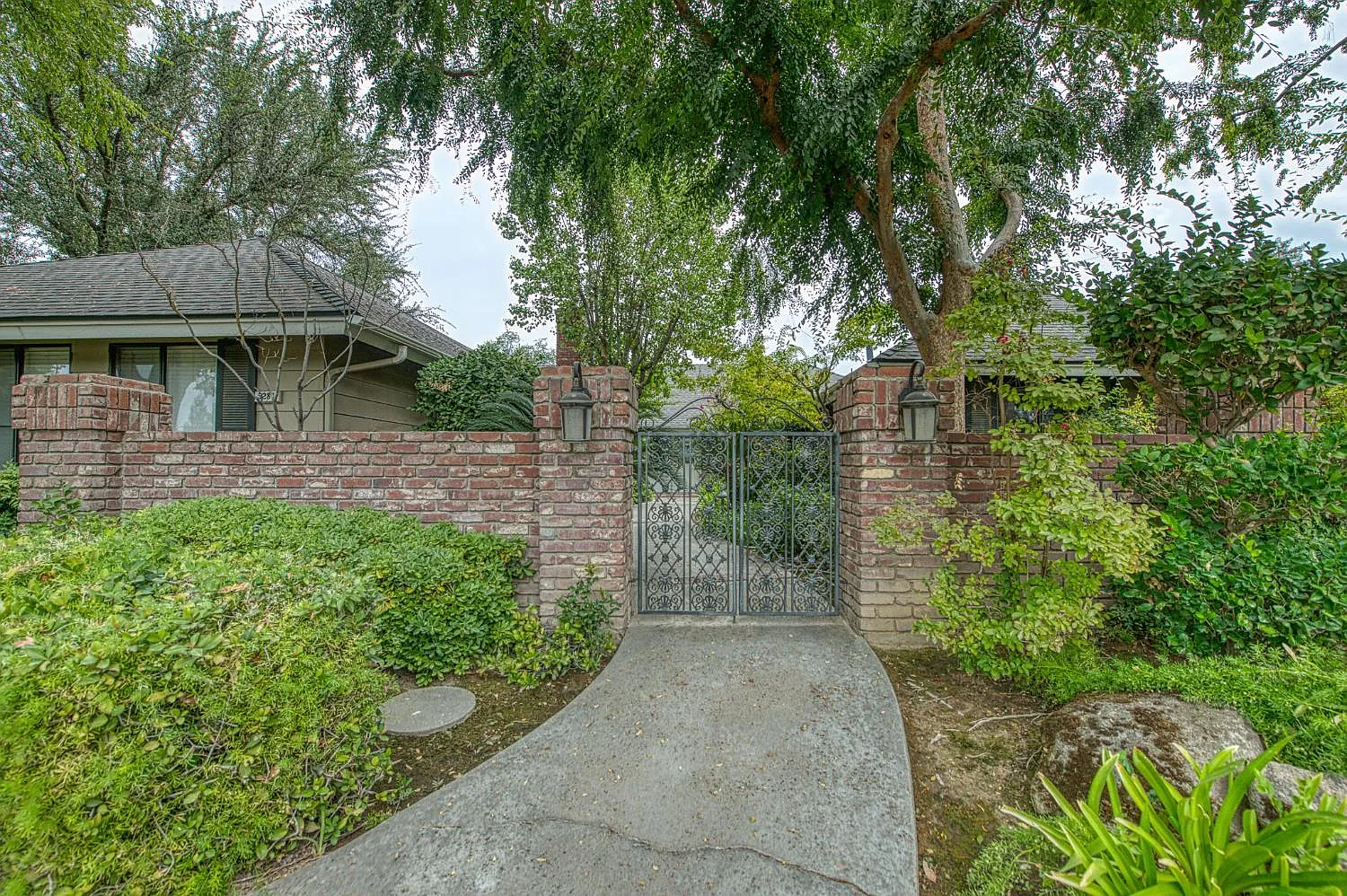 5284 N Pleasant Ave photo 1