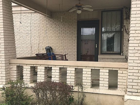 3rd image of 817 W Avenue B St