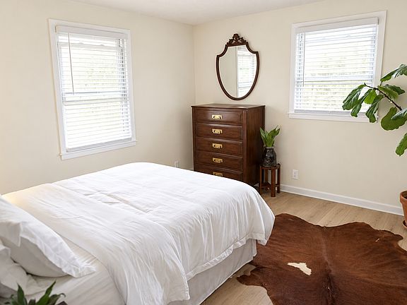 5th image of 7102 Sweetbriar Ln