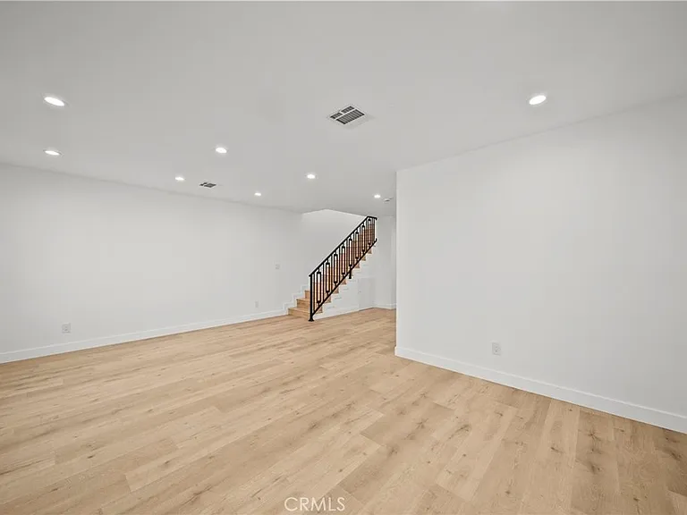 11488 Burbank Blvd — Photo 11