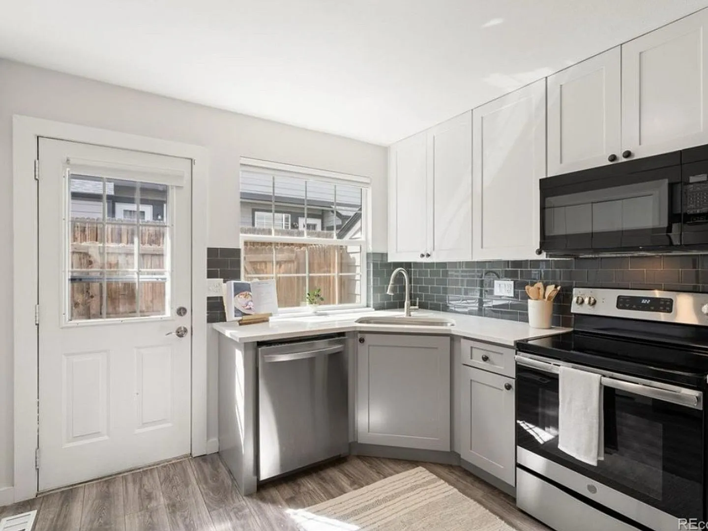 2 Bedroom 1.5 bath Townhome in Edgewater — Photo 1
