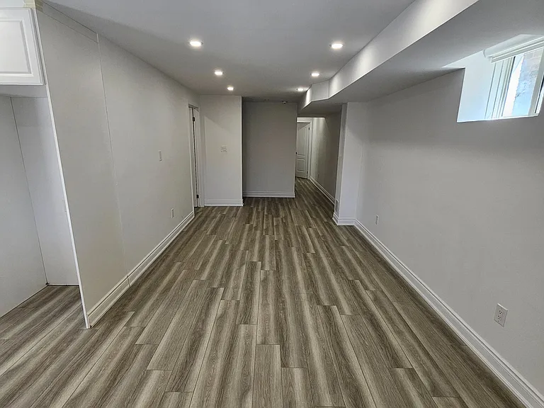 1290 Duignan Cres #LOWER — Photo 10