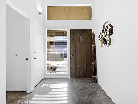 5th image of 450 Sunningdale Dr