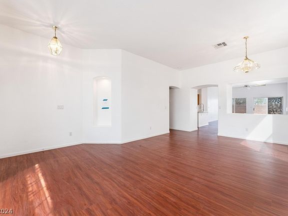 4th image of 3848 Crest Horn Dr