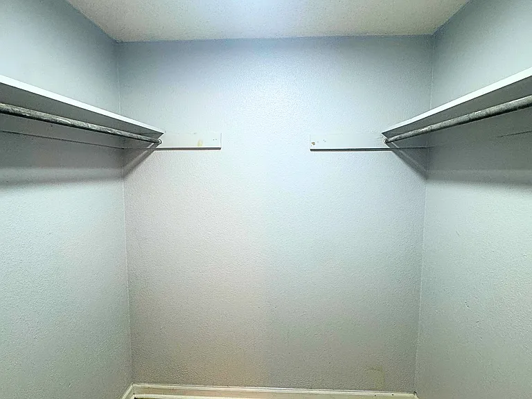 Willow Tree Apartments — Photo 36