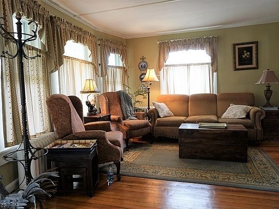4th image of 66 Bonnell St