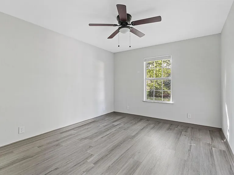 915 N Montgomery St — Photo 16