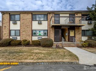 628 Cricket Ln, Woodbridge, NJ 07095