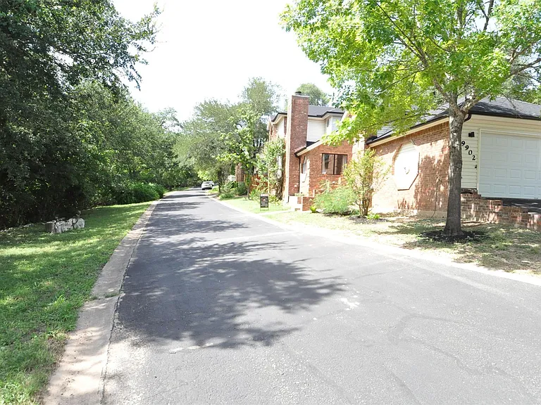 9902 Talleyran Dr — Photo 31