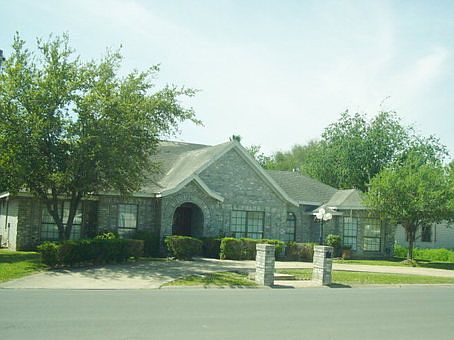 2nd image of 902 E Tulipan St