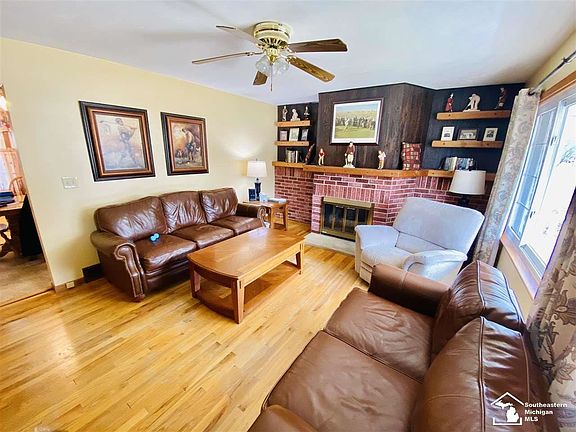 3rd image of 823 Lavender St