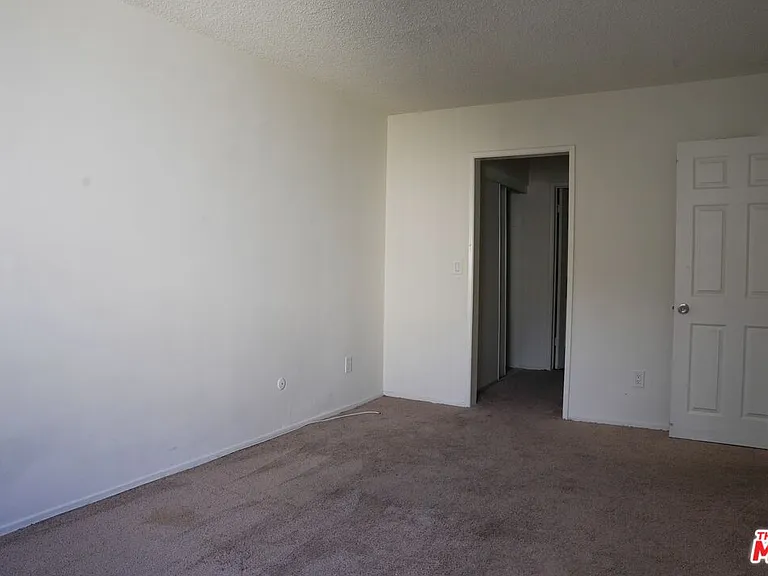 18444 Collins St #4 — Photo 13
