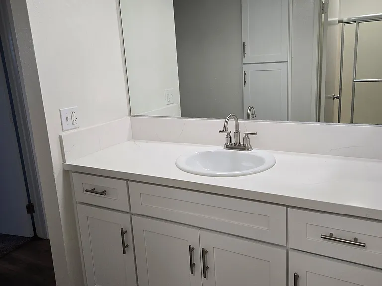 Franklin Luxury Apartments — Photo 21