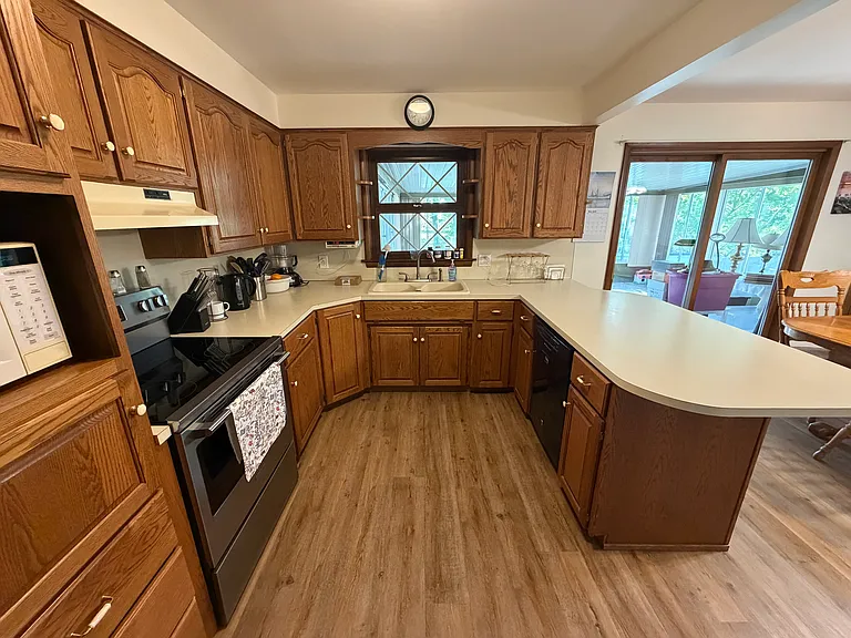 212 Vine St SE — Photo 3