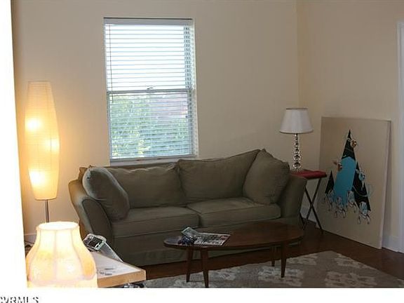3rd image of 2421 Rosewood Ave #U5