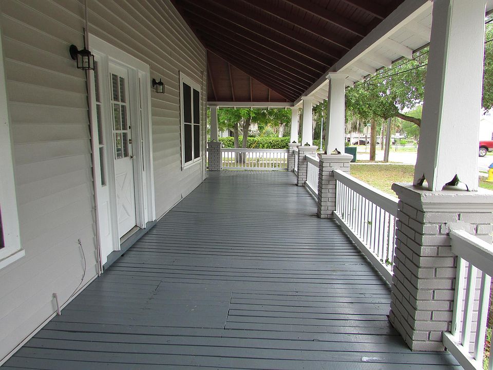 Large Verandah Division Ave