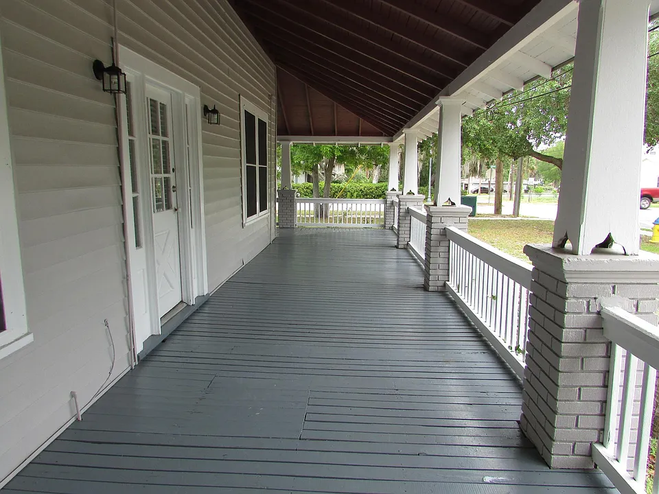 Large Verandah Division Ave