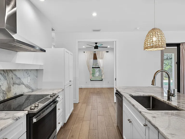 1218 SW 9th Ct — Photo 7