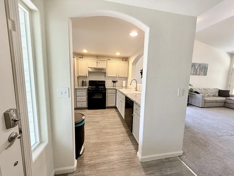 524 Darren Way — Photo 7