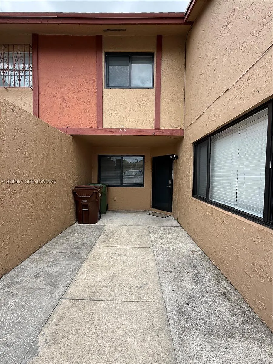 Building Photo - 857 W 41st St #58