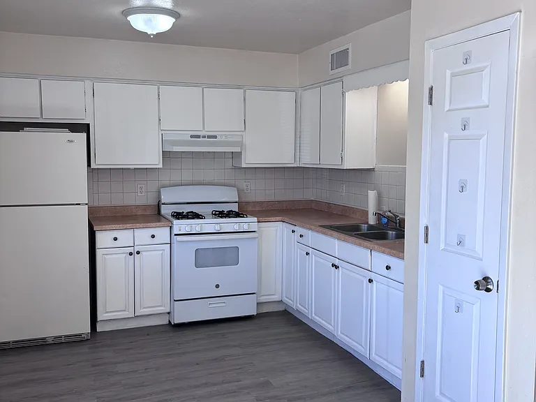 3201 Alta Monte Ct NE #B — Photo 1