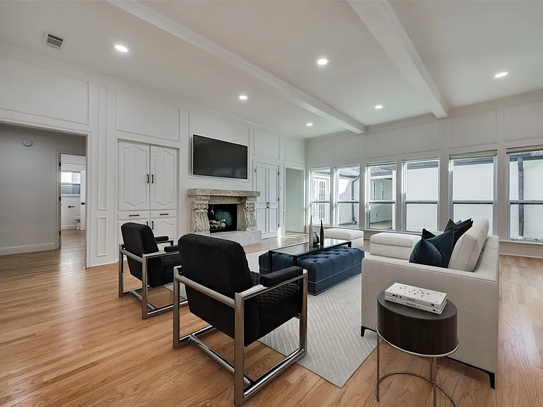 Spacious family room (virtually staged)