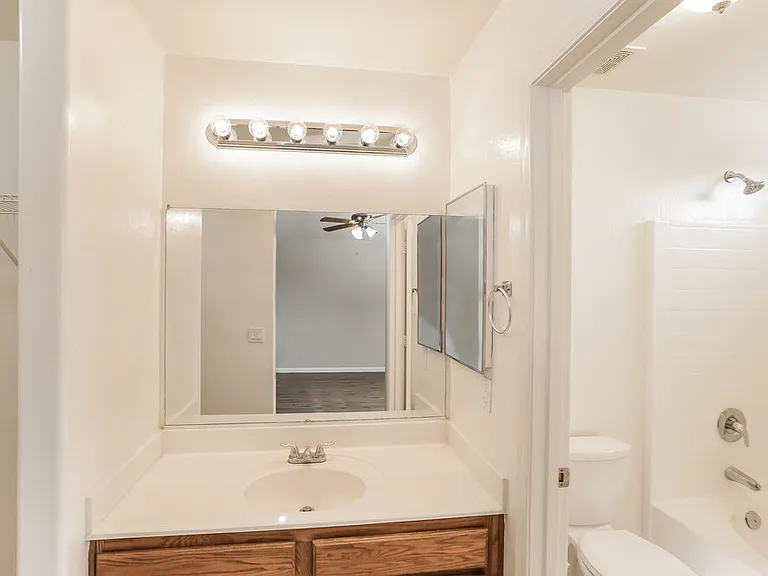 5704 S 32nd Dr — Photo 11